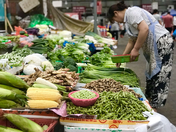 市場調(diào)運(yùn),基地?fù)屖?hellip;&hellip;臺風(fēng)下的"菜籃子"怎么拎?